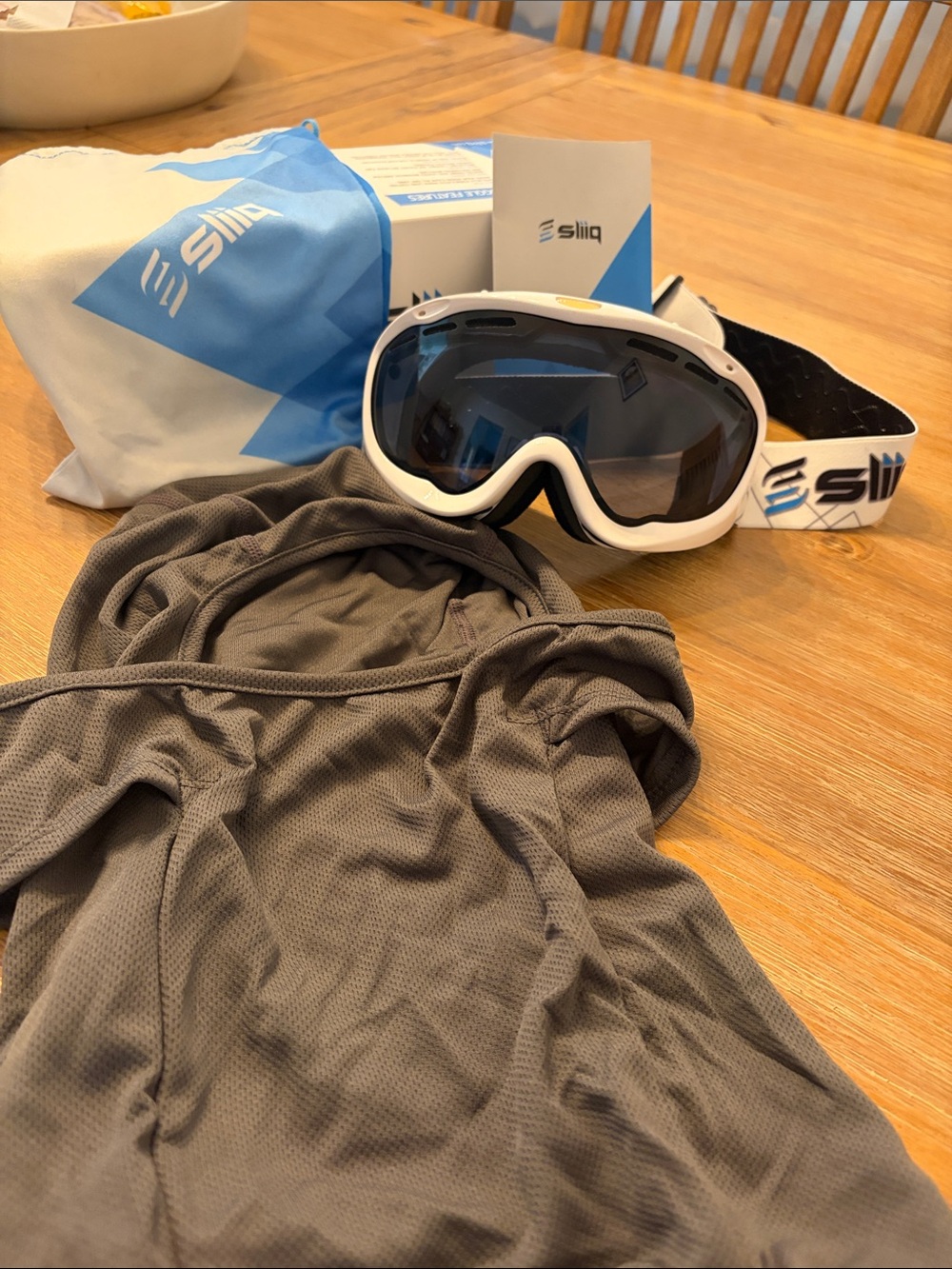 Sliiq White Ski/Snowboard Goggles with Dark Lens